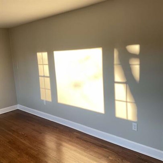 Building Photo - For Rent – 3 Bed, 1 Bath Home in Bristol, ...