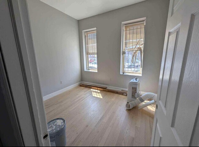 Building Photo - 1605 W Diamond St