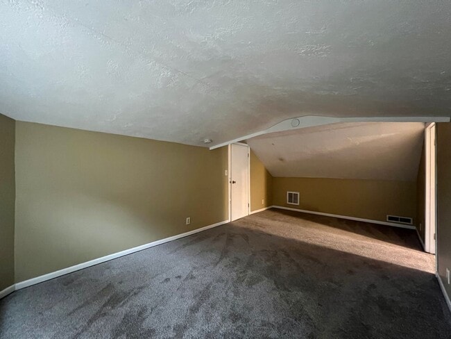 Building Photo - Outdoor Oasis: Charming 3 Bed 2 Bath House!