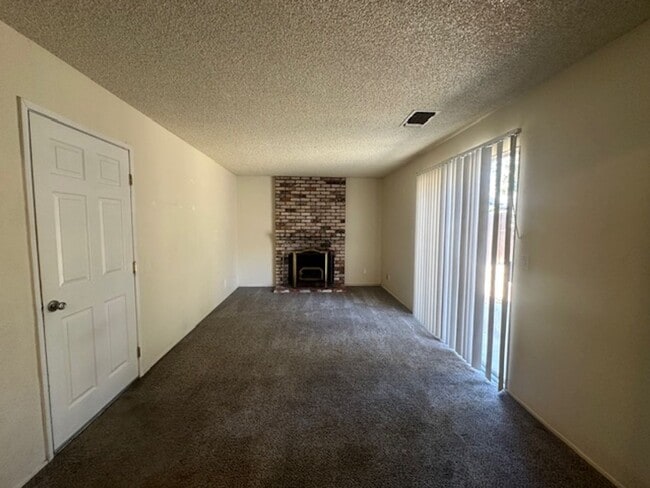 Building Photo - 3 bedroom  2 bath for rent