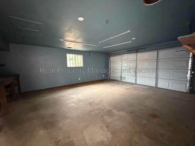 Building Photo - 2320 W Rose Ln