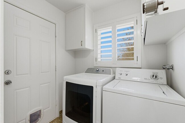 Building Photo - Spacious 3 Bed, 3 Bath Home Near Weber State