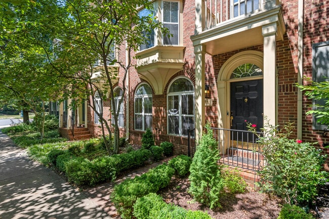 Building Photo - 557 Longhorn Crescent