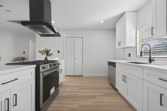 Building Photo - 6621 Jason St