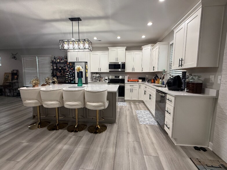 Building Photo - 1614 Hawthorne Dr