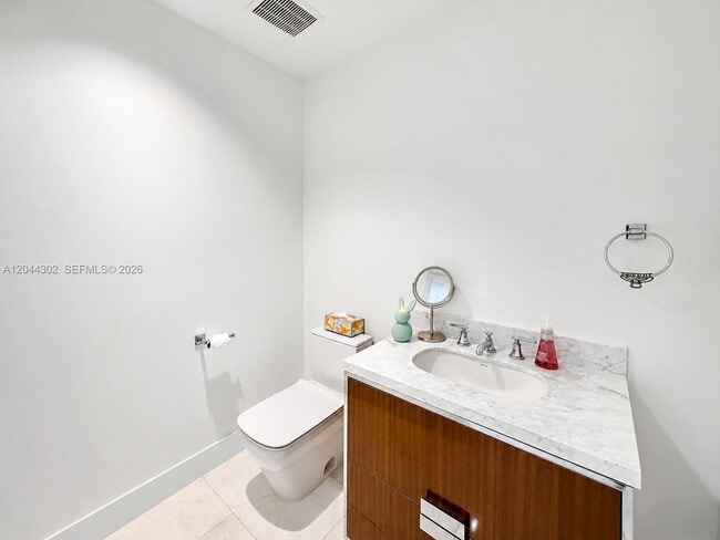Building Photo - 15701 Collins Ave