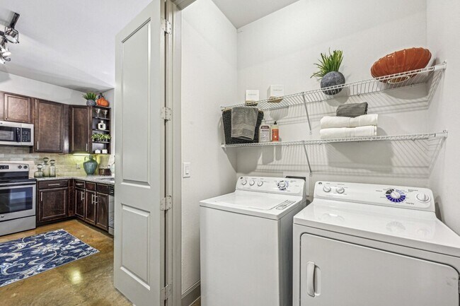 Building Photo - Walk Everywhere – Downtown Living at Its Best