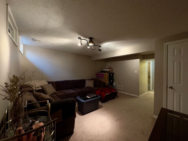 Building Photo - Modern 2-Bedroom Townhome with Spacious Ya...