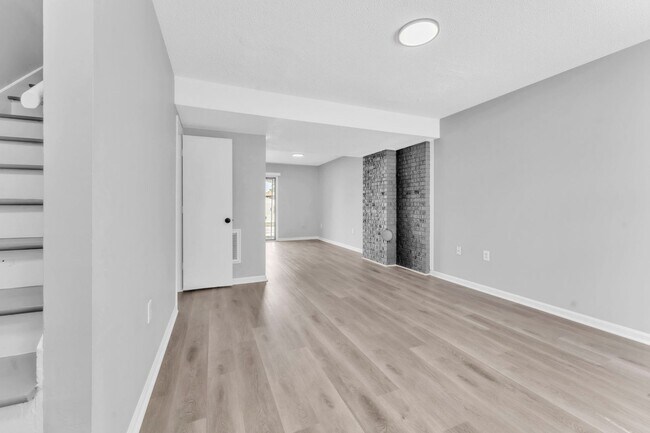 Building Photo - *NEWLY RENOVATED* 2 Bedroom Townhouse in D...