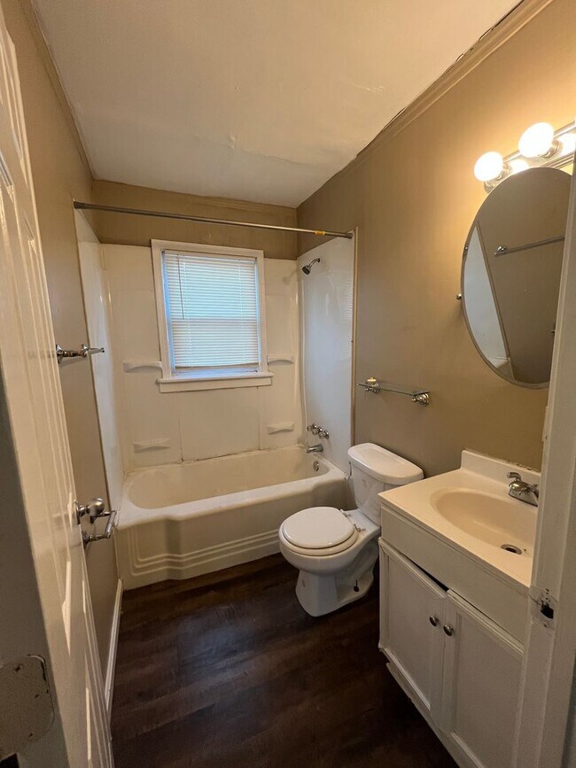 Building Photo - Updated 2 Bedroom 1 Bath Convenient Shively location