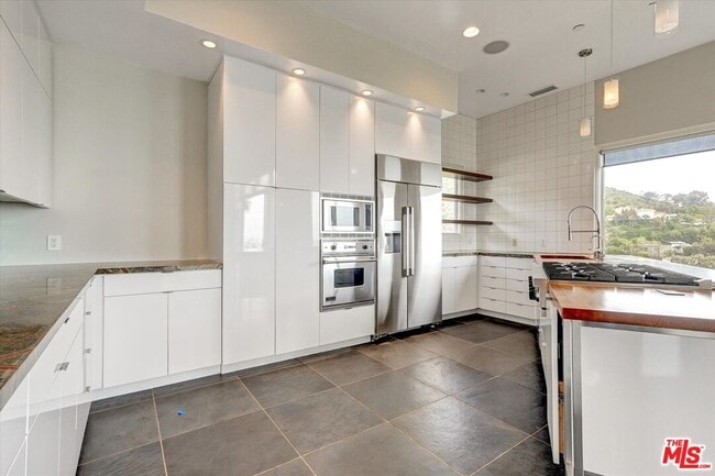 Building Photo - 3850 Rambla Orienta