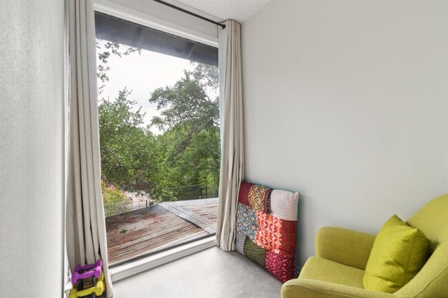 Building Photo - 1501 Rockdale Cir