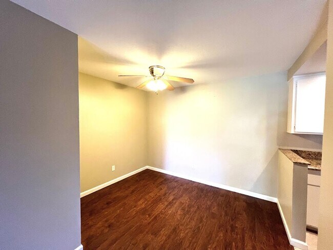 Building Photo - Desirable Mission Plaza Updated 1 Bedroom ...