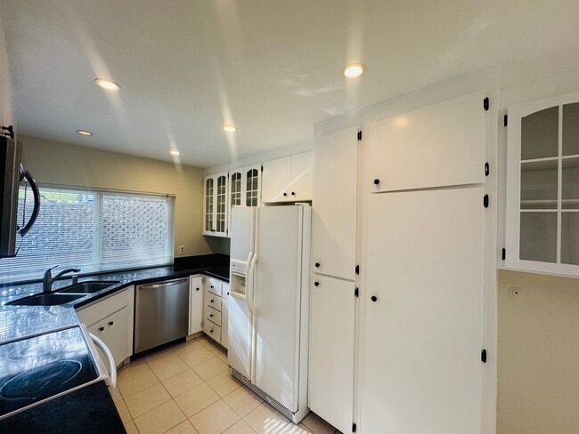Building Photo - Nice Two-Story Unit with Attached Garage a...