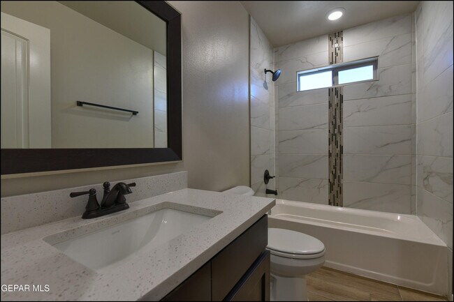 Building Photo - 516 Logwood Ave