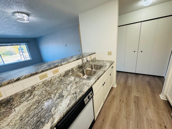 Building Photo - 395