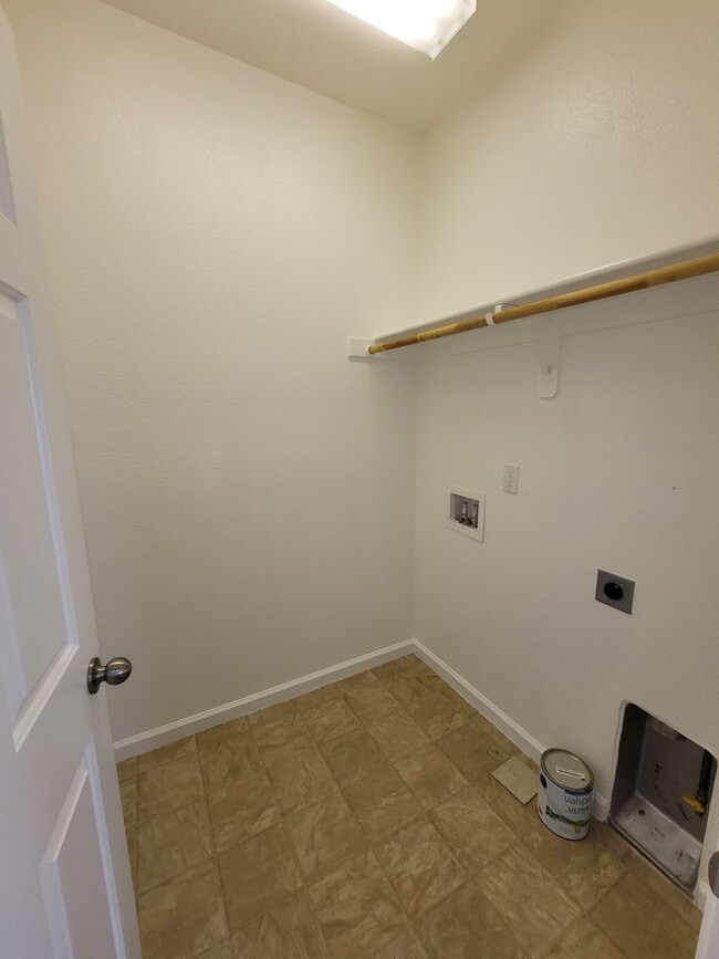 Building Photo - 141 Catlin St