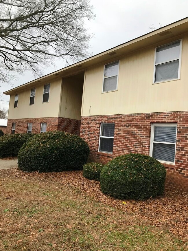 Building Photo - 205 Kirk Ln