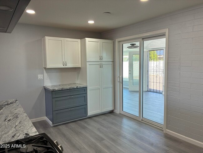 Building Photo - 10530 W Hope Dr