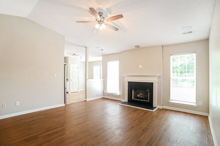 Building Photo - 9928 Peppermint Ln