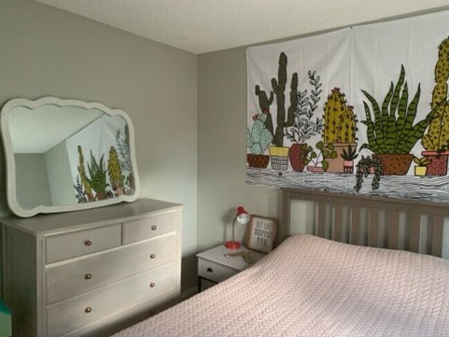 Building Photo - Huge room in a large shared home, private bathroom, great neighborhood, friendly roommates!