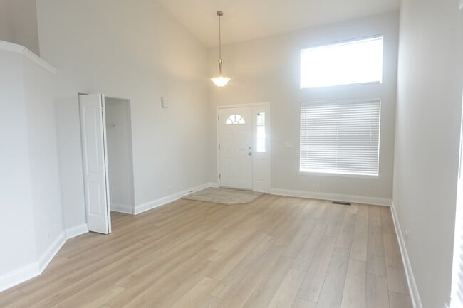 Building Photo - 337 S Arrowhead Ct