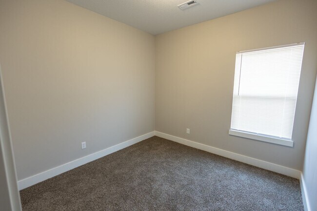 Building Photo - 804 N Custer St