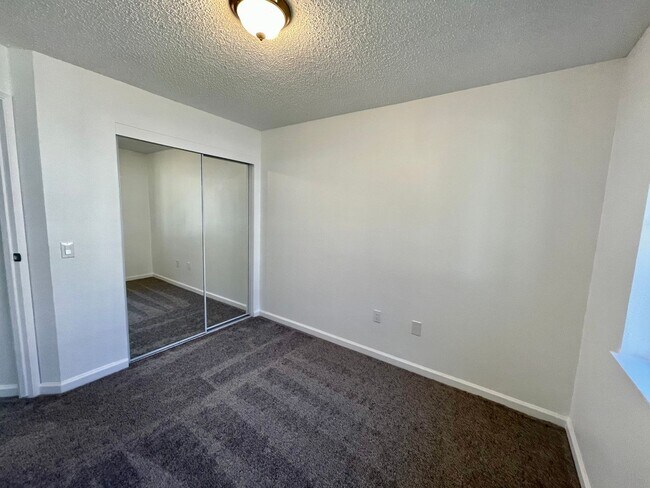 Building Photo - Discover a refreshed 2-bedroom, 2-bathroom residence in Mililani Mauka, complete with 2 parking s...