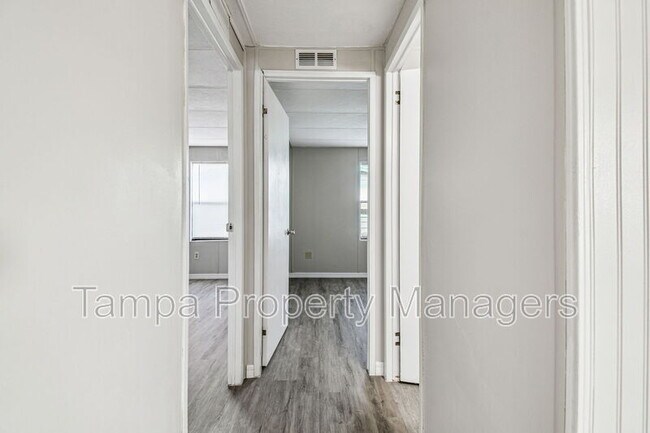 Building Photo - 201 Country Ln