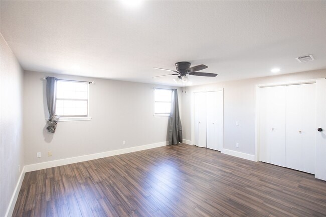 Building Photo - 1929 N Lake Trail