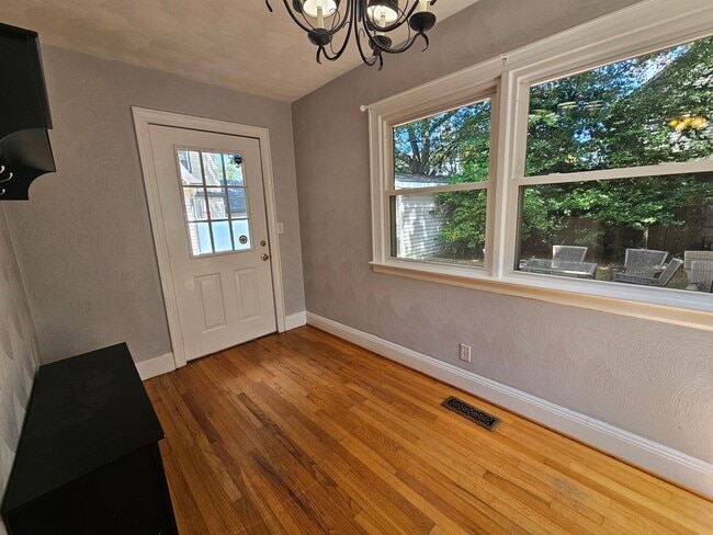 Building Photo - LARCHMONT