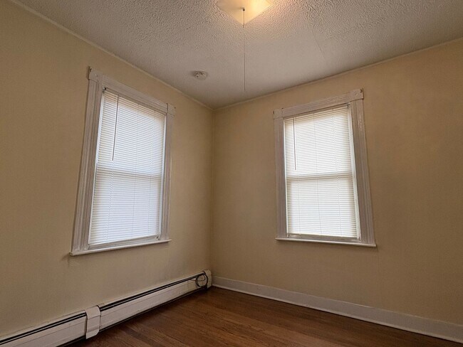 Building Photo - 36 Walnut St