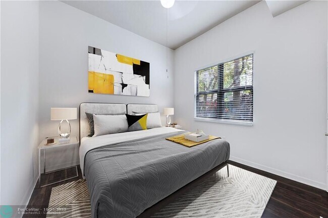 Building Photo - 450 NE 5th St