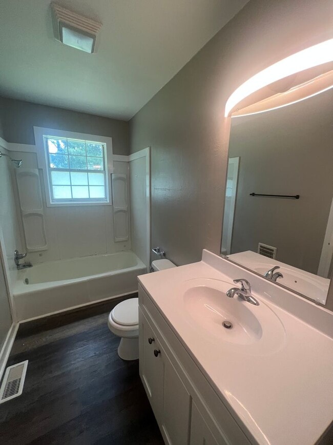 Building Photo - Charming Home in Ideal Location!