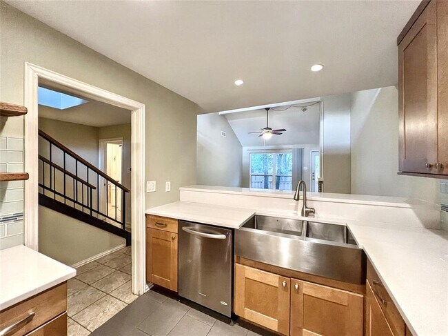 Building Photo - 8305 Greenslope Dr