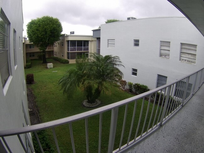 Building Photo - 556 Capri L