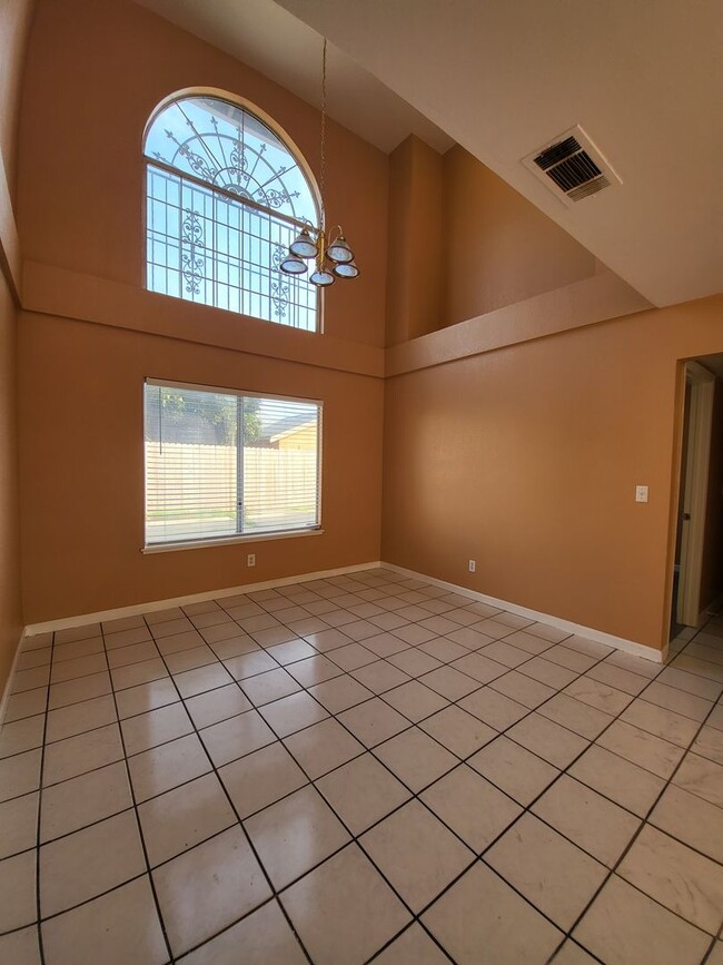 Building Photo - Beautiful home well maintained 4 Bedroom 3...