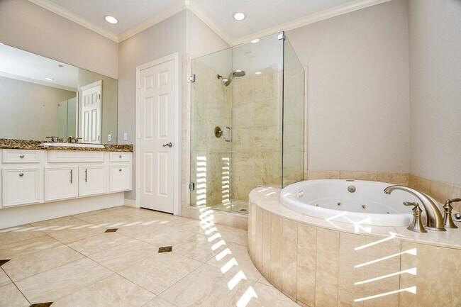 Building Photo - 2094 Brentwood Dr