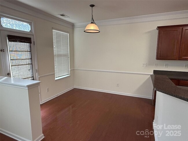 Building Photo - 5008 Centerview Dr