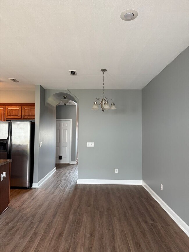 Building Photo - Available NOW -111 Peregrine Way