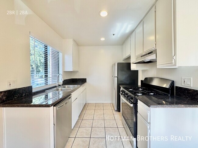 Building Photo - 104 N Clark Dr