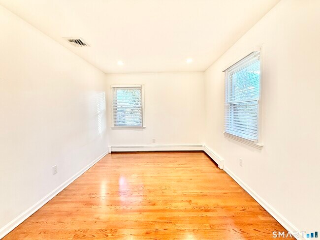 Building Photo - 36 Center Dr