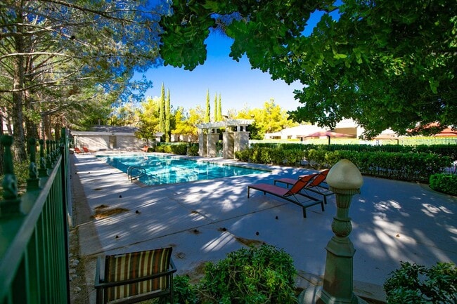 Building Photo - 4 Bedroom, Queens Ridge Guard Gated Commun...