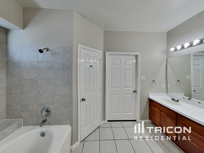 Building Photo - 5615 Bear Paw Cir