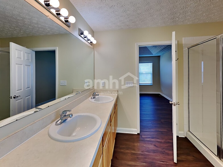 Building Photo - 10136 Corona Ln