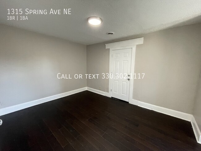 Building Photo - One bedroom one bathroom second level apar...