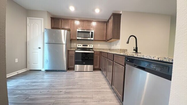 Building Photo - 13 Poinfield Pl