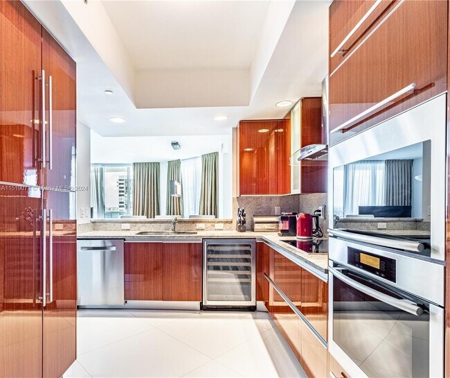 Building Photo - 2711 S Ocean Dr