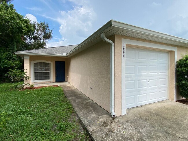 Building Photo - 2 Bedroom, 2 Bath Duplex with 1 Car Garage...