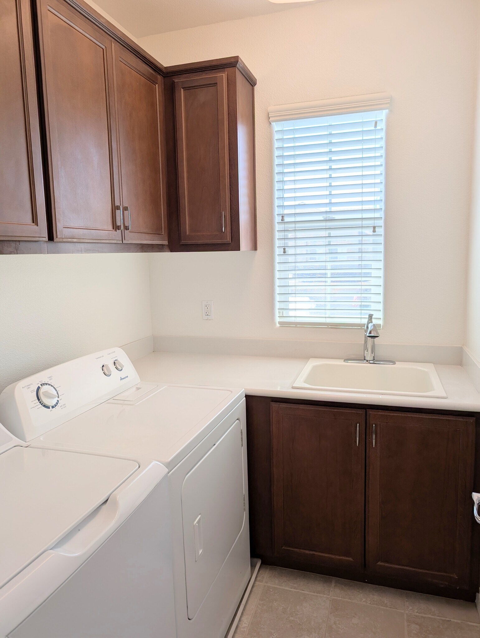 Laundry Room w/Sink - 655 San Marino Ct